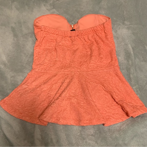 Size small padded peplum top - Picture 2 of 3